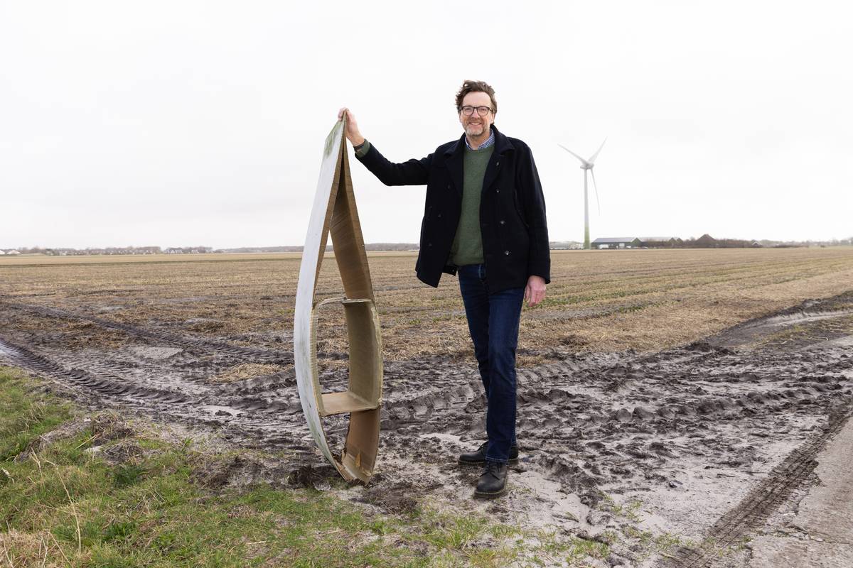 Harald with a cross section of the wind turbine