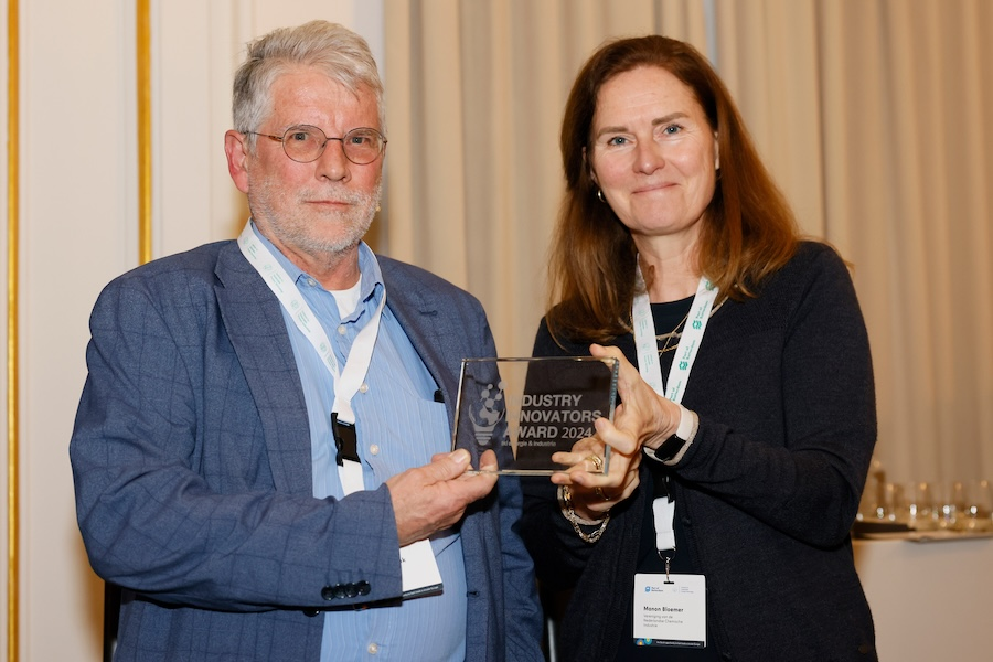 Manon Bloemer (VNCI) reikt de award uit aan Hans van Klink (DSD)