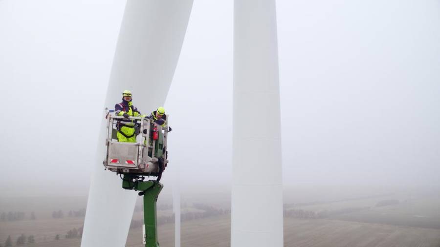 mannen die een meetcampagne uitvoeren op een windpark
