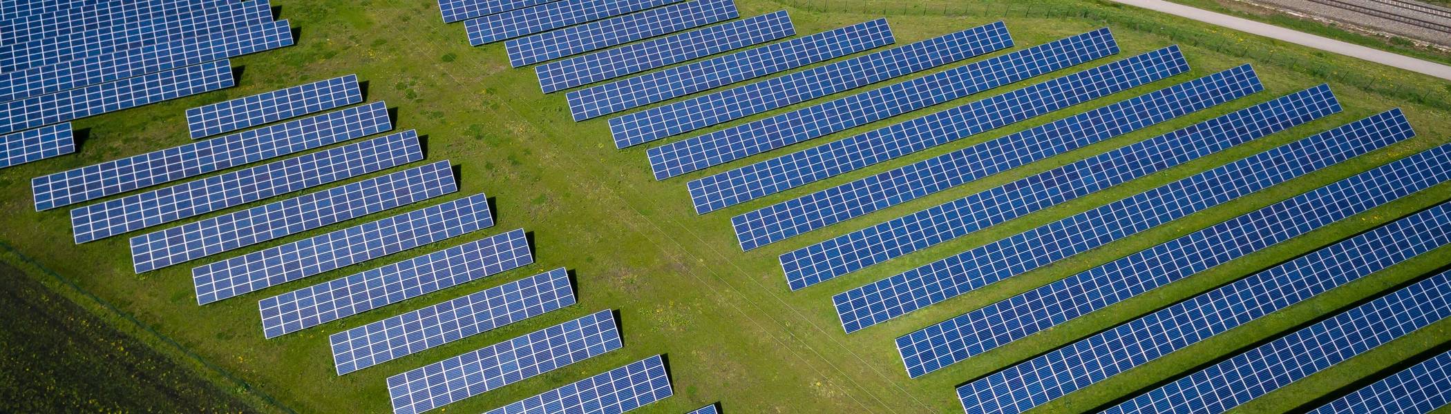 De aanleg van zonnepanelen op bedrijfshallen kan bijdragen aan de verbetering van de veiligheid van